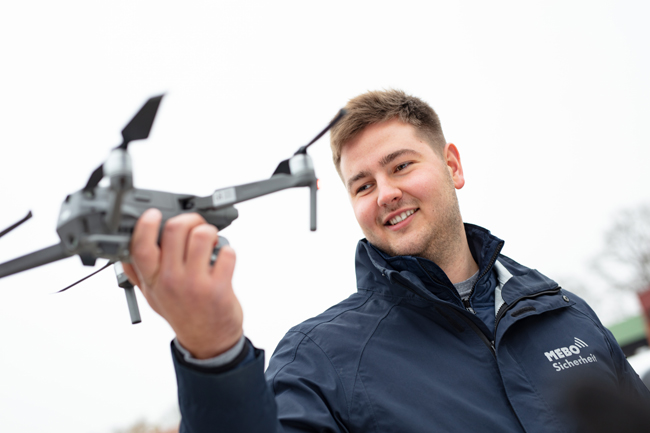 Marten Bonkowski hält eine Drohne in der Hand
