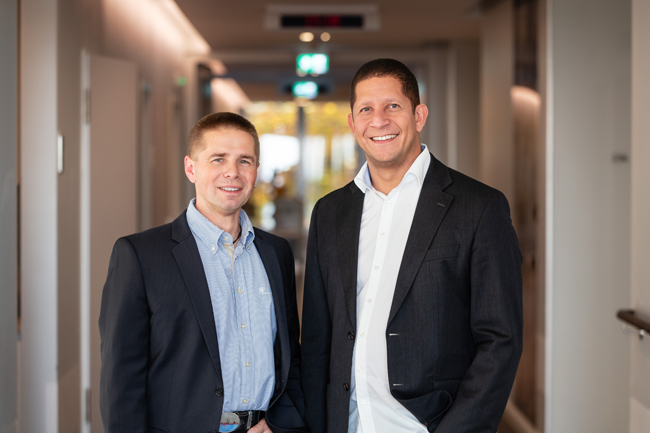 Im Flur stehend: Jerome Abraham (rechts) und Sven Liedtke